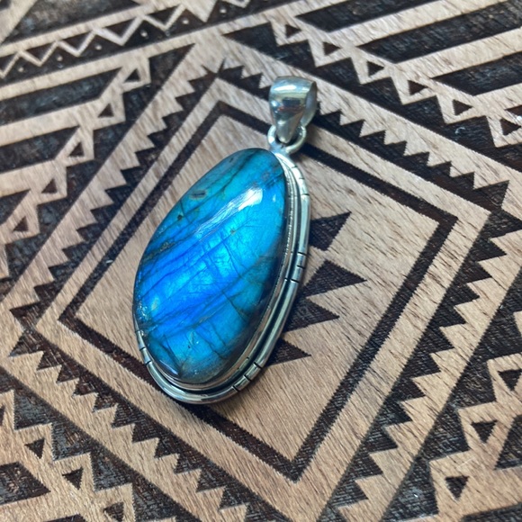 925 Sterling Silver Labradorite Pendant - Picture 3 of 10